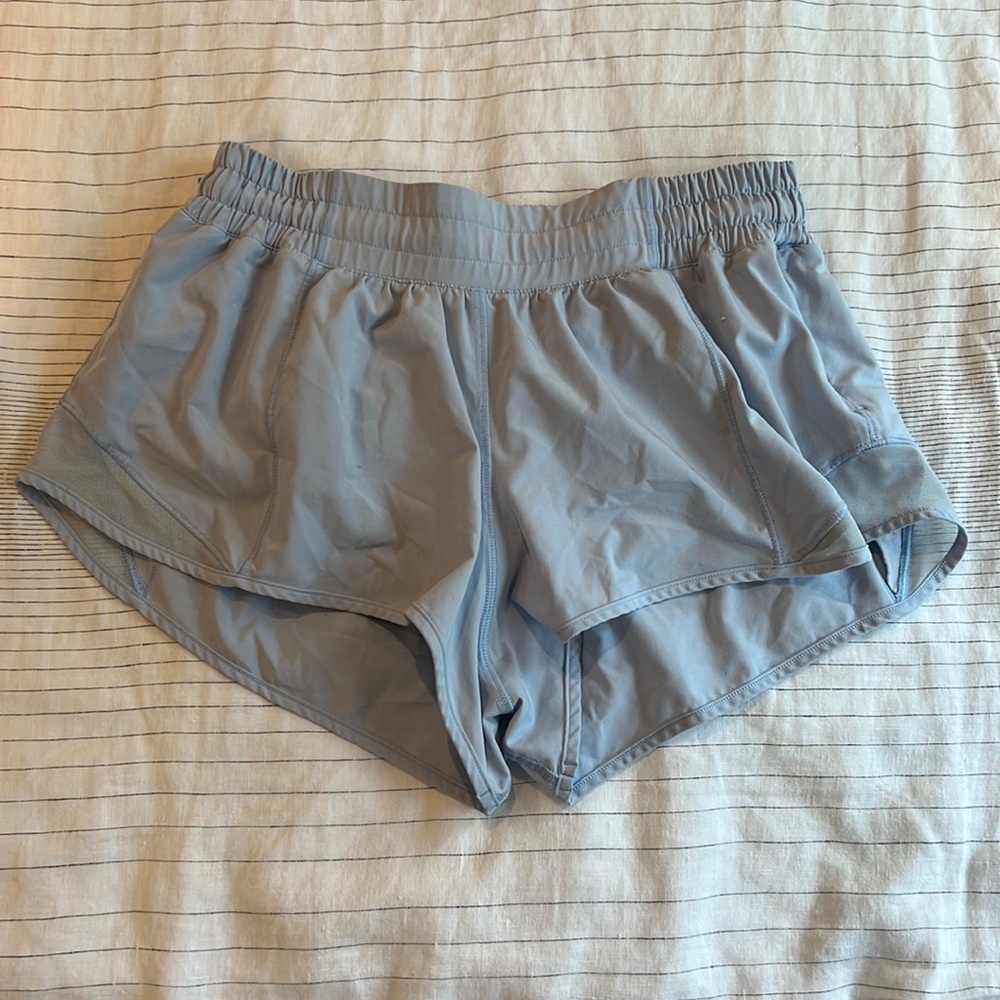 Lululemon Hotty Hot 2.5” Short, Size 6 Regular in Powder Blue